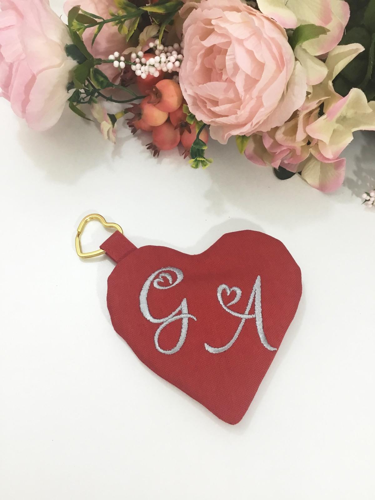 Love&Love%20Kalp%20Formunda%20Monogram%20Nakışlı%20Bozuk%20Para%20Cüzdanı