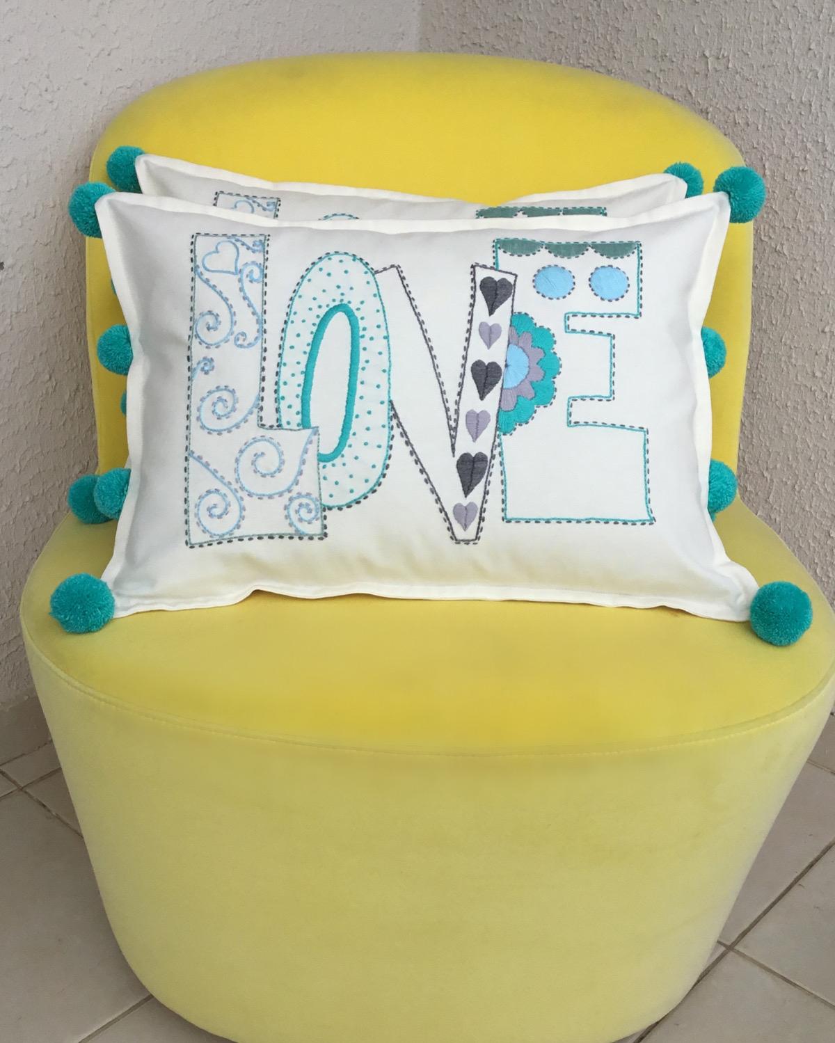 Love%20El%20Nakışlı%20Ponponlu%20Bolster%20Kırlent%20Kılıfı